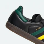 adidas Samba OG 黑色復古鞋，綠色鞋跟與金色 SAMBA 字樣特寫