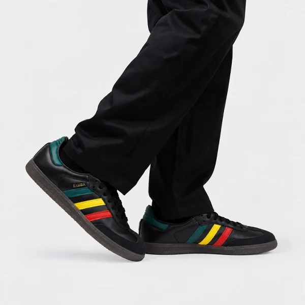 adidas Samba OG 黑色三彩條紋休閒鞋，黑色長褲穿搭實拍