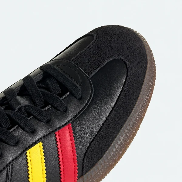 adidas Samba OG 黑色三彩款，T 字麂皮鞋頭與縫線細節
