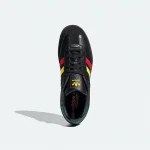 adidas Samba OG 黑色三彩條紋鞋，鞋帶與鞋面俯視細節