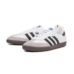 adidas Samba OG 黑白配色雙鞋斜前方展示，低筒鞋型與麂皮鞋頭