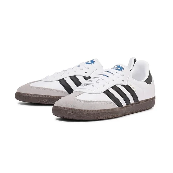adidas Samba OG 黑白配色雙鞋斜前方展示，低筒鞋型與麂皮鞋頭