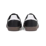 adidas Samba OG 黑白配色雙鞋後跟展示，白色鞋跟飾片與深棕色橡膠底