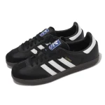 adidas Samba OG 黑白配色雙鞋斜側面展示，白色三條紋與復古低筒輪廓