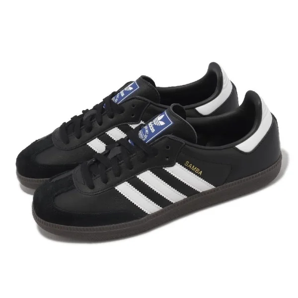adidas Samba OG 黑白配色雙鞋斜側面展示，白色三條紋與復古低筒輪廓