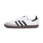 adidas Samba OG 白黑配色雙鞋斜側面展示，灰色麂皮鞋頭與焦糖大底