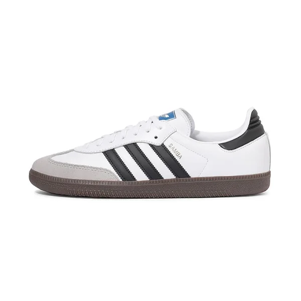 adidas Samba OG 白黑配色雙鞋斜側面展示，灰色麂皮鞋頭與焦糖大底