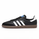 adidas Samba OG 黑白配色鞋款側面商品展示，黑色鞋面搭配白色三條紋與焦糖橡膠底