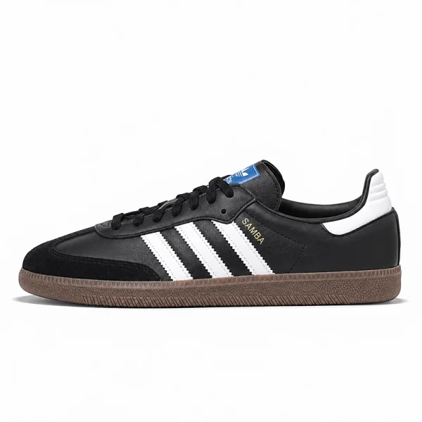 Adidas Originals Samba OG 經典黑白焦糖底 復古休閒鞋 adidas Samba OG 黑白配色鞋款側面商品展示,黑色鞋面搭配白色三條紋與焦糖橡膠底
