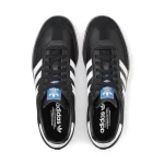 adidas Samba OG 黑白配色雙鞋俯視圖，展示黑色鞋帶與藍色鞋舌標誌