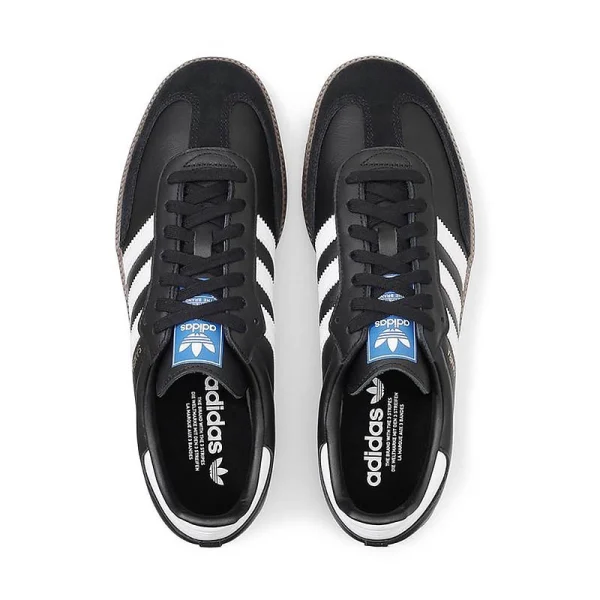 adidas Samba OG 黑白配色雙鞋俯視圖，展示黑色鞋帶與藍色鞋舌標誌