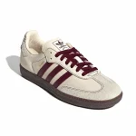 adidas Samba OG 奶油白酒紅配色單鞋斜前方展示，T 字鞋頭及鞋面細節