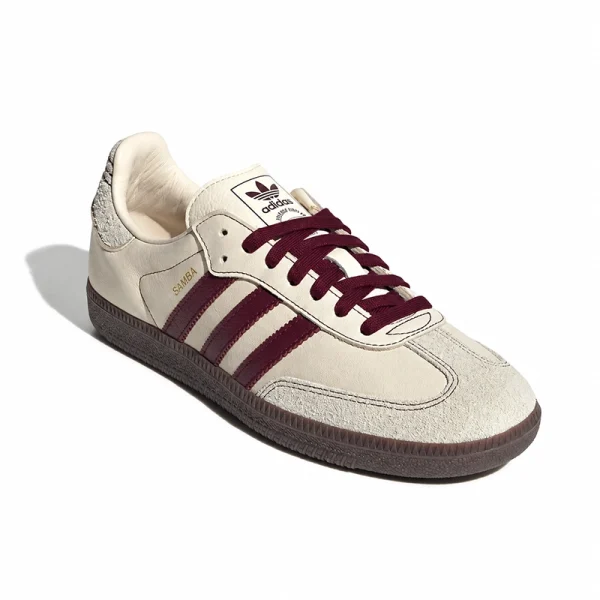 adidas Samba OG 奶油白酒紅配色單鞋斜前方展示，T 字鞋頭及鞋面細節