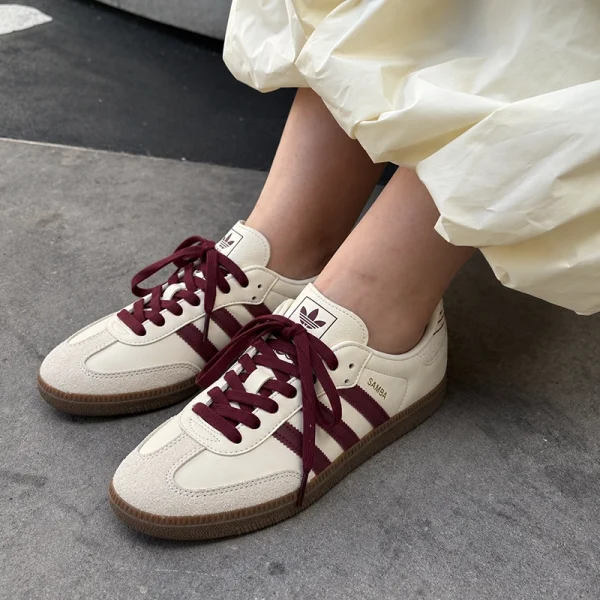 adidas Samba OG 奶油白酒紅配色上腳實拍，展示酒紅鞋帶與麂皮鞋頭