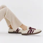 adidas Samba OG 奶油白酒紅復古休閒鞋，搭配米色寬褲的側面穿搭