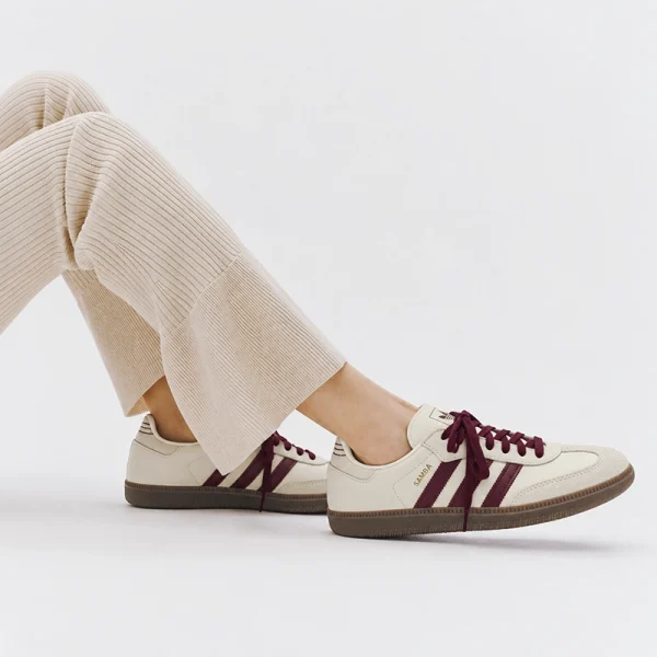 adidas Samba OG 奶油白酒紅復古休閒鞋，搭配米色寬褲的側面穿搭