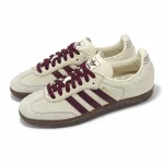 adidas Samba OG 奶油白酒紅配色雙鞋斜側展示，經典三條紋與棕色大底