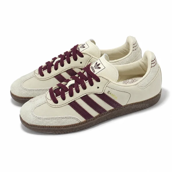 adidas Samba OG 奶油白酒紅配色雙鞋斜側展示，經典三條紋與棕色大底