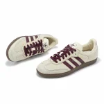 adidas Samba OG 奶油白酒紅復古休閒鞋，雙鞋俯視斜角與鞋帶細節