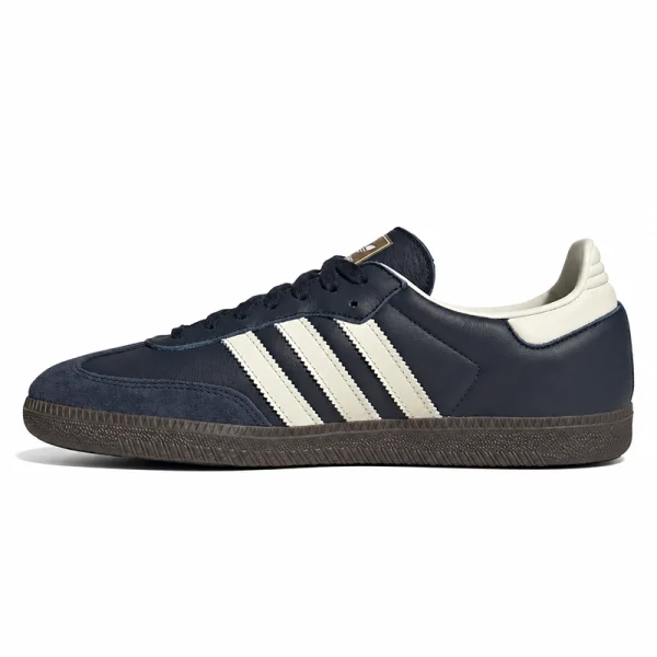adidas Originals Samba OG 復古休閒鞋|經典三條紋・麂皮拼接 adidas Samba OG 深海藍復古休閒鞋,奶油白三條紋與鞋頭細節
