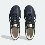 adidas Samba OG 深海藍奶油白款，鞋帶及麂皮鞋頭俯視圖