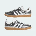 adidas Samba OG W 鏡面裂紋銀白雙鞋側面展示，白色三條紋與生膠大底