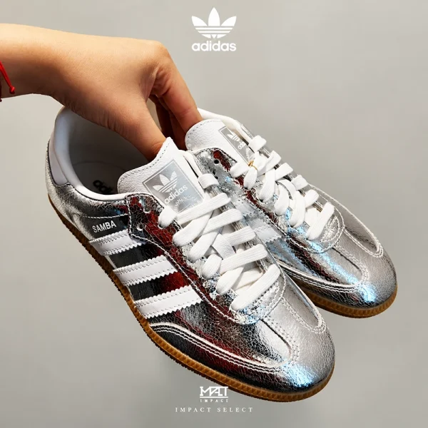 adidas Samba OG W 鏡面裂紋銀白手持雙鞋展示，銀色光澤及鞋面細節