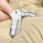 adidas Samba OG W 鏡面裂紋銀白上腳近照，白色鞋帶與銀色鞋面