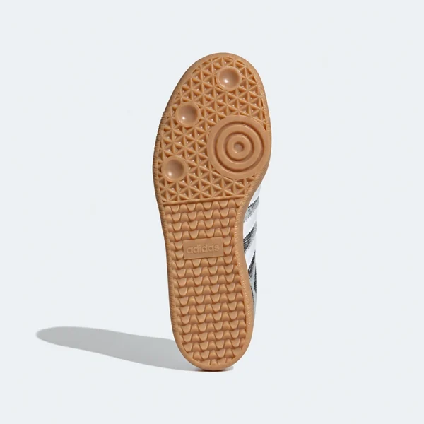 adidas Samba OG W 鏡面裂紋銀白鞋底特寫，生膠色橡膠紋路
