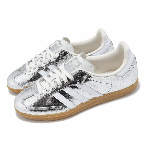 adidas Samba OG W 鏡面裂紋銀白雙鞋斜側展示，銀色裂紋鞋面與白色三條紋
