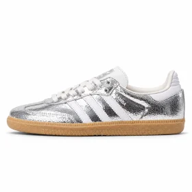 adidas Samba OG W 鏡面裂紋銀白完整側面輪廓，低筒鞋型與生膠色鞋底