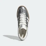 adidas Samba OG W 鏡面裂紋銀白鞋款俯視圖，白色鞋帶與鞋頭裂紋