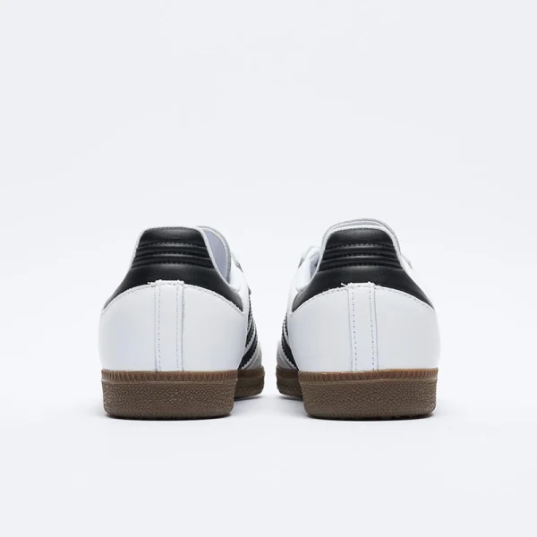 adidas Samba OG 白黑配色雙鞋後跟展示，黑色後跟飾片與焦糖橡膠底