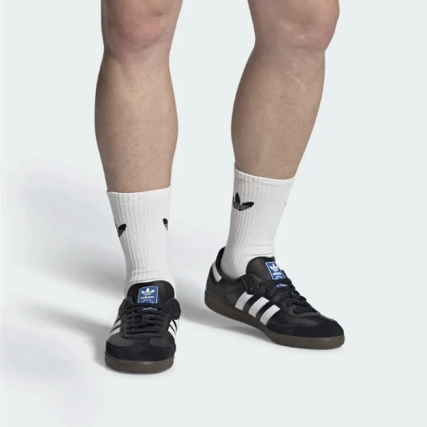 adidas Samba OG 白黑配色鞋款側面商品圖，白色鞋面搭配黑色三條紋