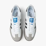 adidas Samba OG 白黑配色雙鞋俯視圖，展示白色鞋帶及灰色麂皮鞋頭
