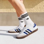adidas Samba OG 白藍黑復古鞋搭配白襪，日常休閒穿搭展示