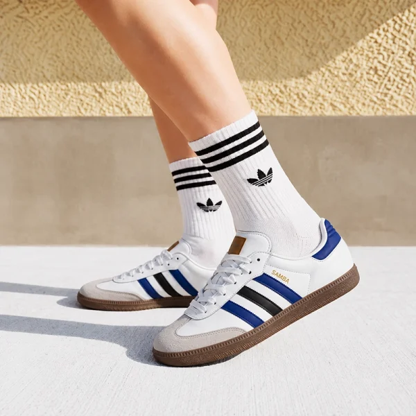 adidas Samba OG 白藍黑復古鞋搭配白襪，日常休閒穿搭展示