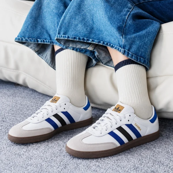 adidas Samba OG 奶油白寶藍黑休閒鞋，搭配牛仔寬褲上腳效果