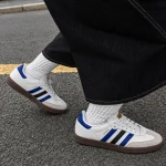 adidas Samba OG 白藍黑配色街頭穿搭實拍，搭配黑色寬褲