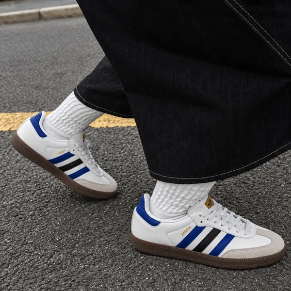 adidas Samba OG 白藍黑配色街頭穿搭實拍，搭配黑色寬褲