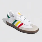 adidas Samba OG 白色復古鞋，三彩條紋與 T 字鞋頭斜側視角