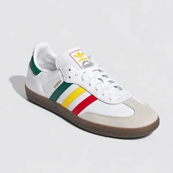adidas Samba OG 白色復古鞋，三彩條紋與 T 字鞋頭斜側視角