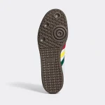 adidas Samba OG 白色三彩條紋款，棕色橡膠大底紋路
