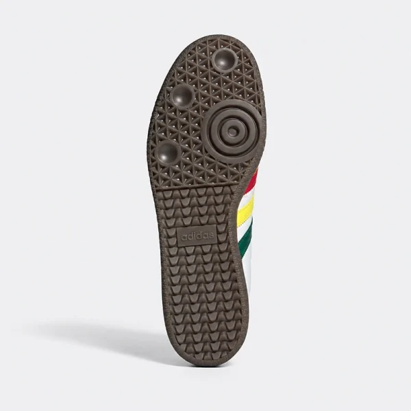 adidas Samba OG 白色三彩條紋款，棕色橡膠大底紋路