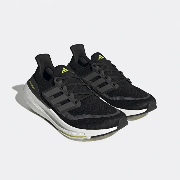 adidas Supernova 黑白螢光綠慢跑鞋雙鞋斜側展示