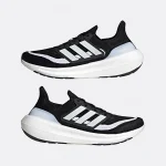adidas Ultraboost Light 黑白流線慢跑鞋雙鞋側面展示