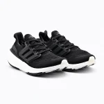 adidas Ultraboost Light 經典黑白雙鞋斜前方展示，黑色針織鞋面