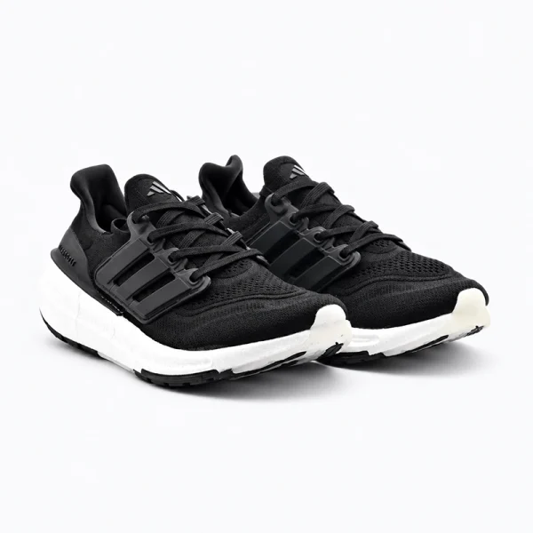 adidas Ultraboost Light 經典黑白雙鞋斜前方展示，黑色針織鞋面