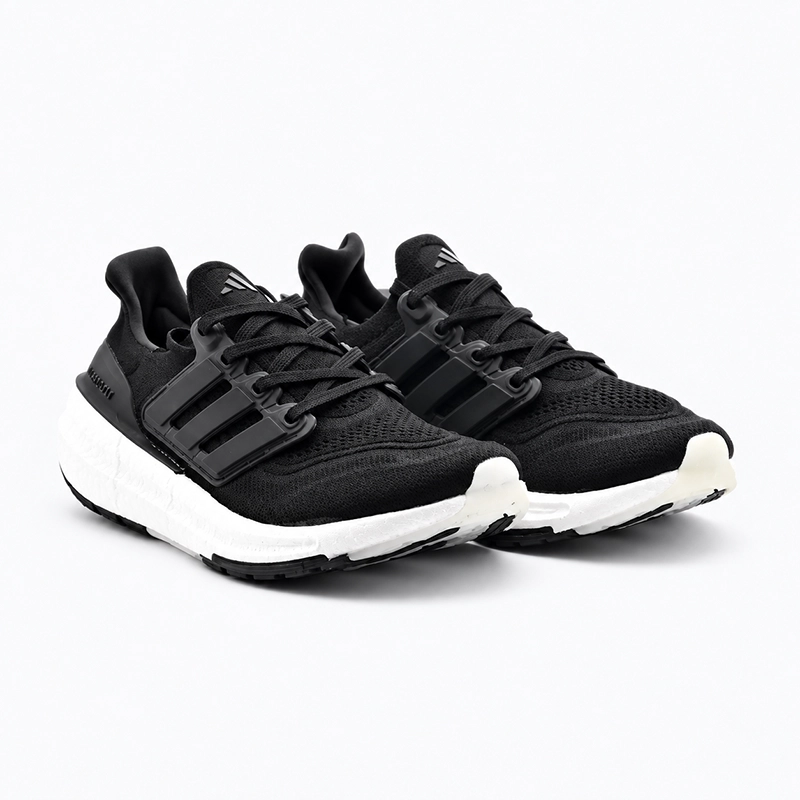 ADIDAS ULTRABOOST LIGHT 黑白色成對角度