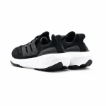 adidas Ultraboost Light 經典黑白雙鞋後跟展示，鞋跟支撐片與白色厚底